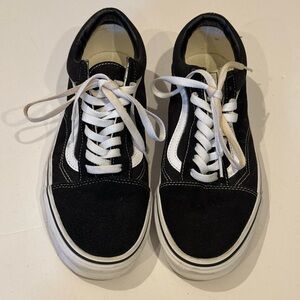 Vans Unisex Old Skool Black/White Skate Shoe 9 Men US
/ 10.5 Women US